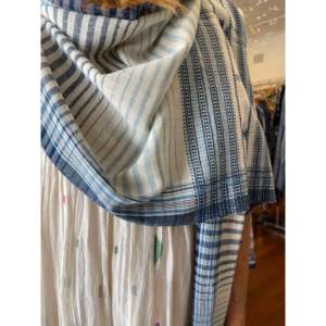 Bufanda/Chal de Algodón Orgánico Tejido a Mano con Diseño Floral Índigo, Ligero y Transpirable para Fiestas - Product Image 1