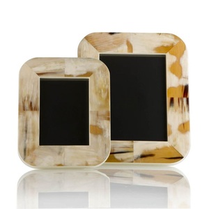 Marco de fotos de cuerno natural hecho a mano Chipset pegado a mano artesanal único Múltiples opciones de color con pulido a mano Característica hecha a mano - Product Image 2