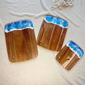 Planche à fromage artisanale en bois et résine au design naturel moderne, idéale pour servir et recevoir avec élégance sur la table de cuisine. - Product Image 2