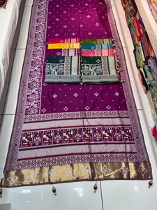 Vente en gros de saris en soie mélangée Dola de créateur avec des embellissements Siroski Latkan étincelants. - Product Image 4