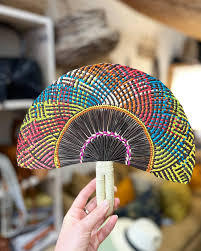 Ensemble cadeau de ventilateur ventilateur ventilateur à main africain avec poignée en cuir vendu assortiment de ventilateur d'herbe de jonc de mer tissé petit multifonctionnel coloré - Product Image 4