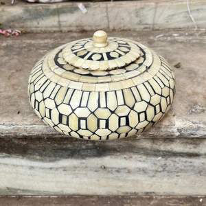 Boîte de rangement ronde antique en teck avec incrustation d'os unique sculpture panneau mural décoratif pour la maison technique polie - Product Image 2