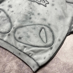 เสื้อฮู้ดดี้ปักลายแบบกำหนดเอง สไตล์วินเทจฟอกสี ลุคสตรีทแวร์ทรงบ็อกซี่ ผ้าฟลีซสำหรับผู้ชาย ดีไซน์ไม่ซ้ำใคร - Product Image 5