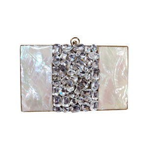 Embrayages de soirée de beauté radiante opulente fabriqués à la main avec des pierres de cristal et des détails de vadrouille en laiton sophistication intemporelle - Product Image 3