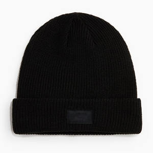 Gorro de Invierno Cálido de Punto Acanalado Azul con Logotipo Personalizado de Alta Demanda, Gorro Unisex con Dobladillo y Pequeño Aplique de Tela - Product Image 4