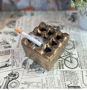 Cendrier rond en laiton d'inspiration vintage pour fumoirs de style rétro - Product Image 2