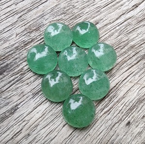 อัญมณีควอตซ์ทรงหลังแบนแบนทรงหลวมลายสตรอเบอร์รี่สีเขียวธรรมชาติได้รับการรับรองจาก IGI - Product Image 5