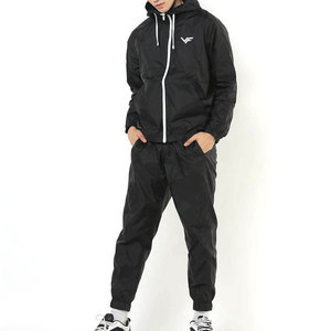 Ensemble coupe-vent tendance au design épuré et avec poches zippées, idéal pour la ville et les voyages - Product Image 1