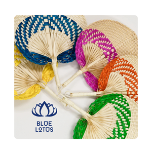 Éventail traditionnel miniature en bambou avec feuille de palmier et raphia, éventail vietnamien sculpté pour mariage d'été - Product Image 1