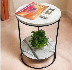Table d'appoint élégante en métal avec plateau rond en marbre pour intérieurs contemporains, maisons familiales et salons élégants - Product Image 1