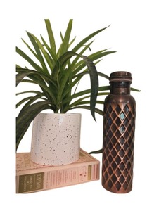 Fourniture directe d'usine de 330 bouteilles en cuivre embossé GM 1 LTR, la bouteille en cuivre perforé Ant est un mélange unique de tradition - Product Image 1