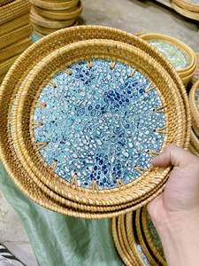 Bandeja de ratán con incrustaciones de nácar, bandeja decorativa hecha a mano de ratán natural para servir y mesa de comedor de Vietnam - Product Image 3