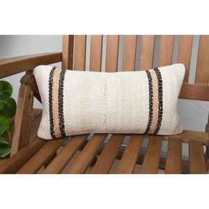 Oreiller en laine Kilim beige Oreiller d'accent de luxe de 8x16 pouces avec motif floral vintage Technique tissée Portable pour la literie de canapé - Product Image 1