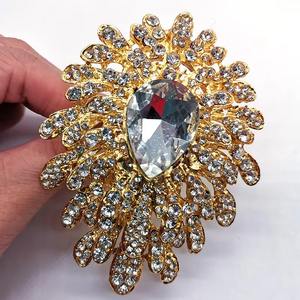 Porte-serviettes luxueux en or avec design royal et travail en cristal pour les fêtes de décoration de table de mariage, les repas d'hôtel - Product Image 1