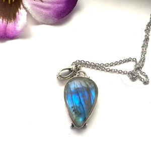 Collier pendentif Labradorite avec chaîne en acier inoxydable Accent de bijoux de style vintage parfait - Product Image 1