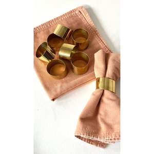 Servilleteros de latón hechos a mano con intrincados grabados florales y añadiendo un toque de clase A sus ocasiones especiales - Product Image 3