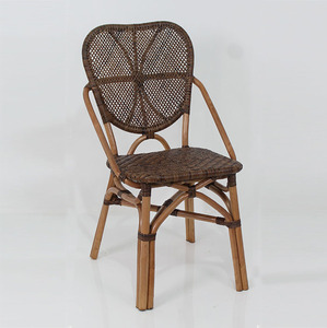 Chaise de salle à manger en rotin brun tressé à la main, minimaliste, écologique, durable, pour salon, cuisine, intérieur, extérieur, terrasse - Product Image 1