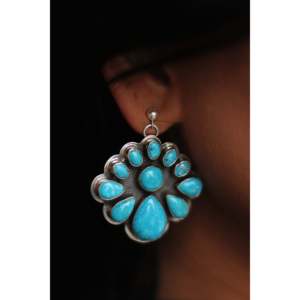 Pendientes colgantes Garrison Boyd Kingman Post con turquesa y plata de ley en forma de flor diseñados por Kingman - Product Image 1