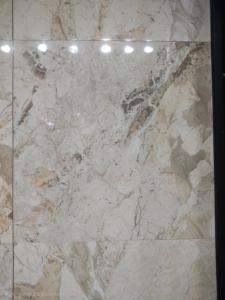 Carreaux de sol en porcelaine moderne NEORA 600x600 mm, finition brillante Breccia dorée, antibactériens, antidérapants, épaisseur 8 mm pour salon - Product Image 5