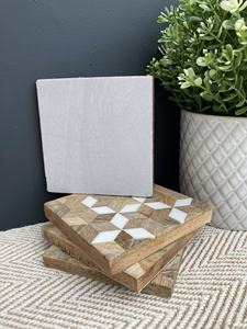 Sous-verres carrés en bois de manguier mosaïque avec incrustation de résine sont représentés attachés ensemble avec une chaîne. Les sous-verres sont carrés et apparaissent - Product Image 5