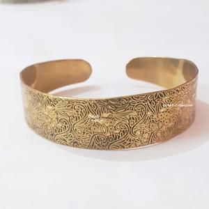 Brazalete Tribal Ajustable de Latón Hecho a Mano, Ligero, de 20 mm de Ancho, con Incrustaciones Intrincadas, Joyería Boho para Mujer - Product Image 1