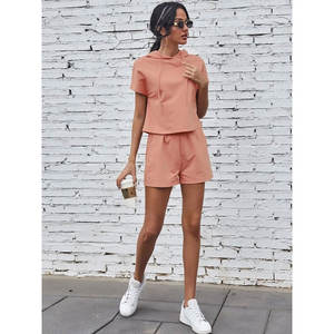 ชุดวอร์มฤดูร้อนสำหรับผู้หญิง ปี 2026 ชุดลำลองแบบสวมใส่สบาย เสื้อฮู้ดและกางเกงขาสั้น สีพื้น แฟชั่นชุดกีฬา - Product Image 6