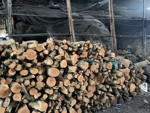 Charbon de bois d'eucalyptus Fabricant Charbon de bois d'eucalyptus Charbon de bois du Vietnam Dureté élevée Temps de combustion de 3 heures - Product Image 3