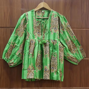 Kyra Deep Neck Top tunique Mini robe avec Tiger Block Print Woven Fabric Logo Front String Closer - Product Image 1