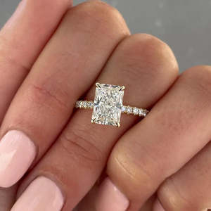 Anillo de Diamante con Corte Radiante Certificado por IGI, Diseño Alargado con Halo Oculto y Piedras Laterales - Product Image 1
