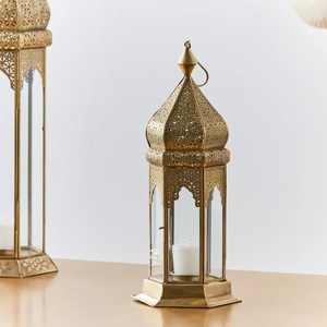Farol Marroquí de Metal Dorado Premium con Paneles de Vidrio, Diseño Elegante de Tallado, Luz Suave de Vela para Decoración Festiva del Hogar - Product Image 5