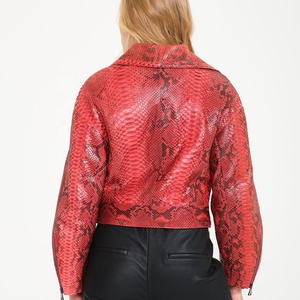 Échantillon personnalisé veste en cuir de serpent rouge OEM recadrée texture python pour femmes vêtements d'extérieur élégants coupe ajustée de style motard - Product Image 5