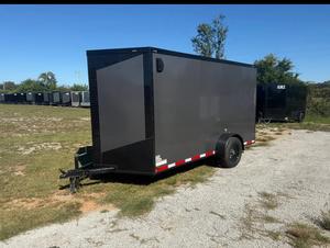 Remolque de Carga Cerrado de 6X12 con Capacidad de Carga de 7000 lb para Contratistas y Empacadores que Necesitan Seguridad, Compacto, Resistente y Fácil de Remolcar - Product Image 4