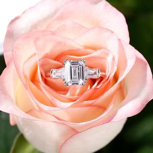 Anillo de Compromiso Jeulia para Hombre, Plata de Ley Chapada en Rodio, con Tres Piedras de Moissanita Corte Esmeralda - Product Image 6