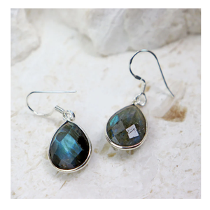 Boucle d'oreille en pierre précieuse Labradorite coupe poire en argent sterling 925 avec cadre à la mode plaqué argent boucle d'oreille à la mode pour les femmes. - Product Image 4