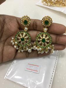 Personnalisez vos boucles d'oreilles dorées avec des pierres multicolores, des embellissements en perles et un travail complexe en Kundan |   Bijoux de mariée traditionnels - Product Image 2