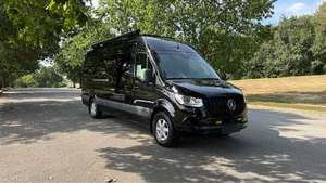 Caravana de Lujo Tipo Sprinter en Venta, Autocaravana con Techo Alto y Motor Diésel, con Interior Premium, Cama, Cocina y Baño para Viajar - Product Image 3