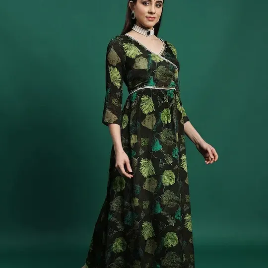 Los últimos trajes de Anarkali de ropa de mujer india de diseño elegante para ropa de boda disponibles a precios al por mayor de mayoristas indios