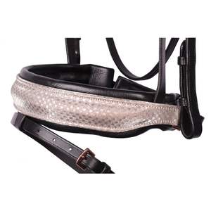 Brida ecuestre de lujo con detalles en oro rosa y una correa combinada de oro rosa acolchada con herrajes en oro rosa - Product Image 3