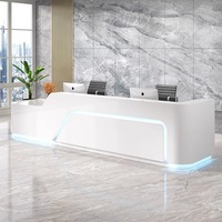 Bureau d'accueil moderne incurvé blanc brillant, écologique et durable, avec éclairage LED, élégant pour bureau, hall d'accueil, salon, boutique