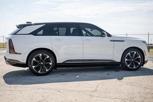 Cadillac Escalade IQ Sport 2025, traction avant, moteur unique, très bien équipé, automatique, batterie au lithium, autonomie de 501 à 600 km, conduite à gauche - Product Image 5