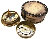 Boussole solaire vintage en laiton avec étui en cuir - Mary Rose 1511-1545 gravée, objet de collection nautique et cadeau, pointeur extérieur durable