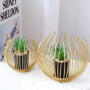 Maceta decorativa de metal de estilo contemporáneo con líneas limpias, perfecta para apartamentos modernos y elegantes jardines con balcón - Product Image 5