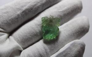 Pierre précieuse sculptée en tourmaline de couleur vert menthe naturelle Paraiba, faite à la main - Product Image 2