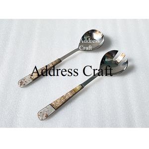 Cuillère et fourchette de service en métal Matériau écologique Ensemble de vente en gros Manche en bois et résine Ensemble de service à salade argenté Ensemble de cuillère et fourchette de service - Product Image 1