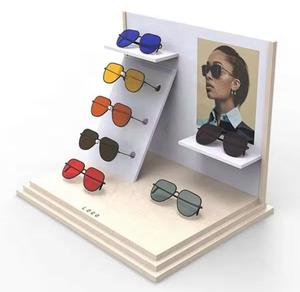 Elegante soporte de pantalla óptica acrílica moderna para gafas y accesorios en entornos minoristas personalizables - Product Image 2