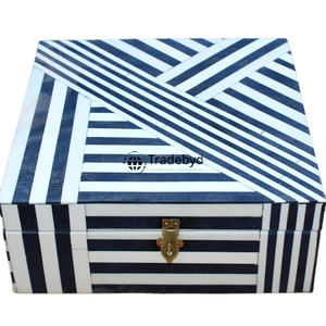 Caja con incrustaciones de resina ecológica hecha a mano con almacenamiento de joyas de atractivo natural para regalos sostenibles de Tradebyd - Product Image 6