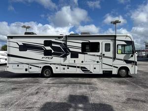 Autocaravana Usada Forests River FR3 Clase A con Cocina Completa, Habitaciones Deslizables, 6 Camas, Lista para Envío - Product Image 3