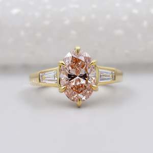 แหวนเพชรรูปไข่สีชมพูสังเคราะห์ประดับด้วยสามเม็ด - Product Image 1