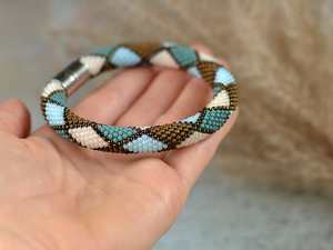 Brazalete Bordado a Mano con Cuentas de Abeja - Ecológico y Duradero, Tamaño Personalizable para Mujeres y Niñas - Product Image 3