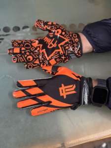 Gants de football américain souples et confortables vente en gros Gants personnalisés OEM avec fonction collante Personnaliser votre propre logo - Product Image 2